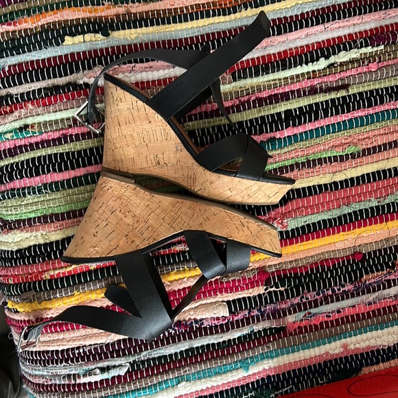 Sandals almost new used 1x size 6 - Picture 3 of 6